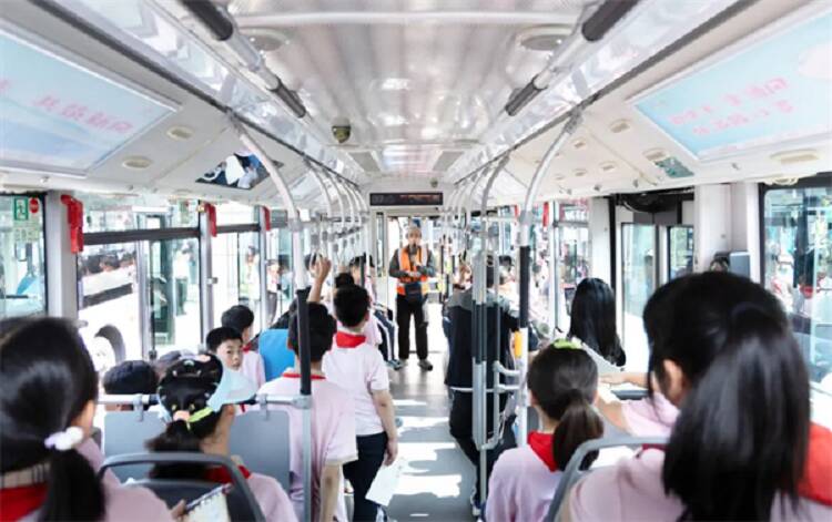 烟台高新区：“探秘城市脉搏 共筑安全未来”解锁公交研学“移动课堂”新实践(图2)
