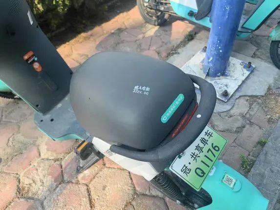 “成人电影”、“深夜福利”共享单车上出现大量涉黄涉诈广告