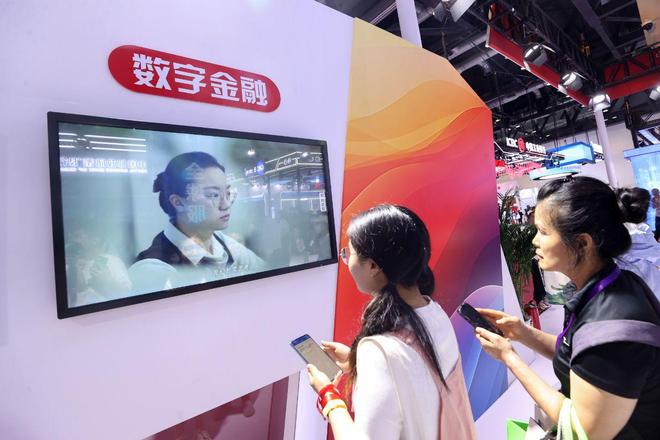 上市银行“激战”移动端 手机银行加速迭代升级(图1)