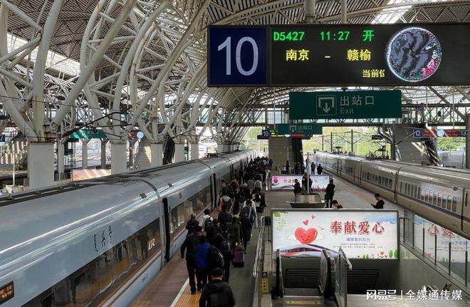 南京站出站扶梯楣头灯箱广告：枢纽客流的高效触达之道(图2)