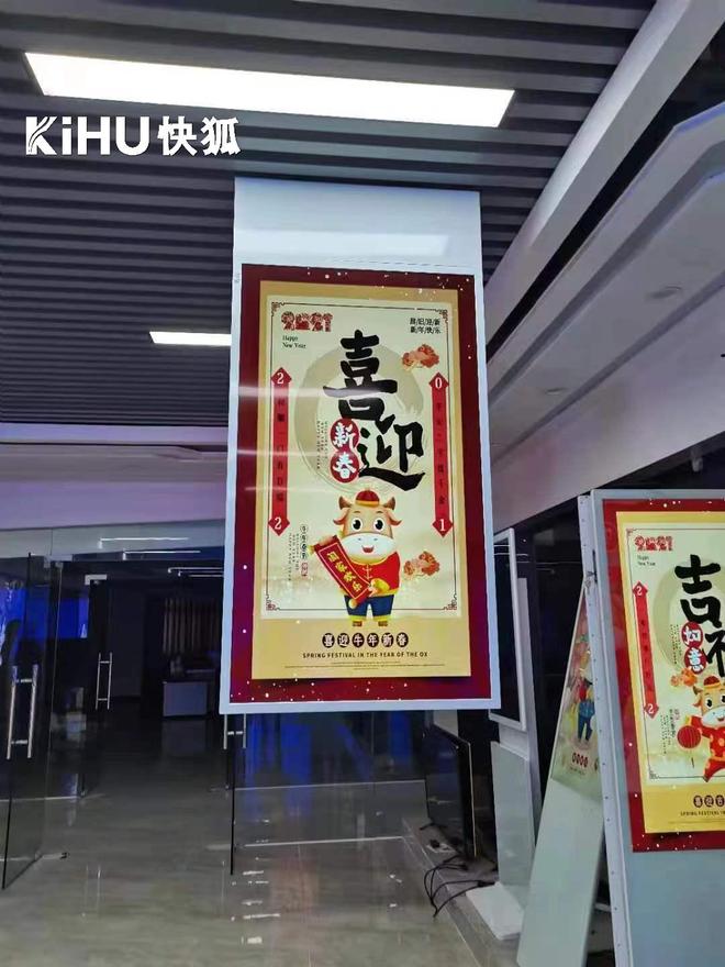 快狐 双屏吊挂广告机分级管理 不同楼层广告权限精准控制(图1)