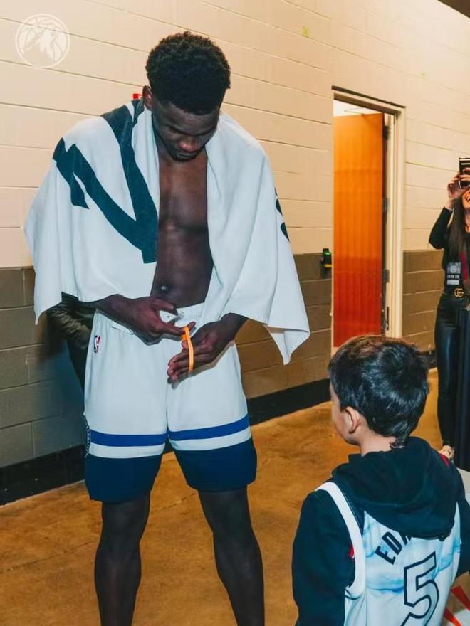 人品值得称赞奇迹如约而至！爱德华兹又被联盟重罚阿迪广告跟进